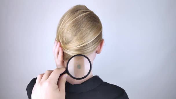 Kadın Boynuna Yerleştirilmiş Bir Çip Gösteriyor Çip Büyüteçle Inceleniyor Elektronik — Stok video