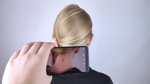 Femme Montre Son Cou Avec Une Puce Implantée Qui Est — Video