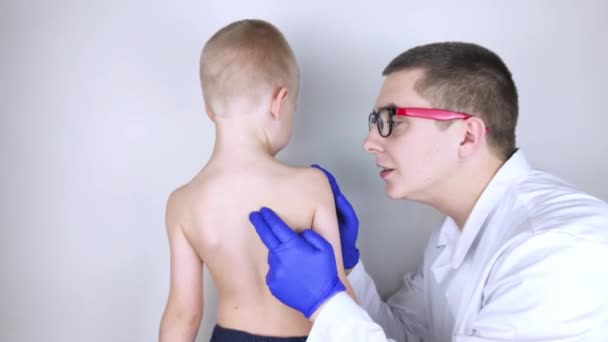 Ένα Μικρό Αγόρι Στο Ραντεβού Τον Γιατρό Πόνο Στην Πλάτη — Αρχείο Βίντεο