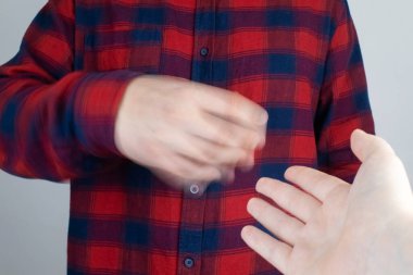 Parkinson hastalığı olan bir hastanın elleri titriyor. Çeşitli hastalıklarda el ve ayakların titremesi. Titreyen bir adamın yakın çekimi. Elleri titreyen çeşitli nesneler var. Nörolojik hastalıklar