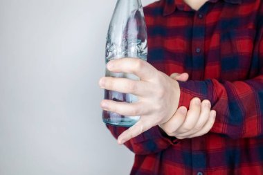 Parkinson hastalığı olan bir hastanın elleri titriyor. Çeşitli hastalıklarda el ve ayakların titremesi. Titreyen bir adamın yakın çekimi. Elleri titreyen çeşitli nesneler var. Nörolojik hastalıklar