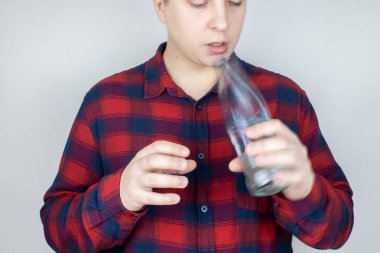 Parkinson hastalığı olan bir hastanın elleri titriyor. Çeşitli hastalıklarda el ve ayakların titremesi. Titreyen bir adamın yakın çekimi. Elleri titreyen çeşitli nesneler var. Nörolojik hastalıklar