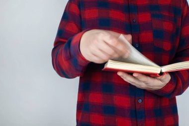 Parkinson hastalığı olan bir hastanın elleri titriyor. Çeşitli hastalıklarda el ve ayakların titremesi. Titreyen bir adamın yakın çekimi. Elleri titreyen çeşitli nesneler var. Nörolojik hastalıklar