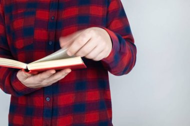 Parkinson hastalığı olan bir hastanın elleri titriyor. Çeşitli hastalıklarda el ve ayakların titremesi. Titreyen bir adamın yakın çekimi. Elleri titreyen çeşitli nesneler var. Nörolojik hastalıklar