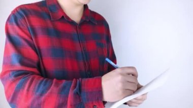 Parkinson hastalığı olan bir hastanın elleri titriyor. Çeşitli hastalıklarda el ve ayakların titremesi. Titreyen bir adamın yakın çekimi. Elleri titreyen çeşitli nesneler var. Nörolojik hastalıklar