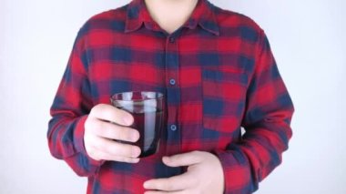 Parkinson hastalığı olan bir hastanın elleri titriyor. Çeşitli hastalıklarda el ve ayakların titremesi. Titreyen bir adamın yakın çekimi. Elleri titreyen çeşitli nesneler var. Nörolojik hastalıklar