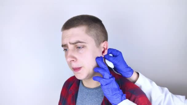 Ein Mann Dessen Ohr Blutet Gefäßruptur Schäden Trommelfell Ohrerkrankungen Onkologie — Stockvideo