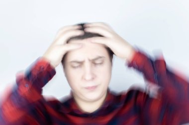 Adam bilincini kaybediyor ve vestibüler aparatın bozulması ve baş dönmesi yüzünden yere düşüyor. Şiddetli baş ağrısı ve migren. Migren ve baş dönmesi çeken insanlara yardım etme kavramı