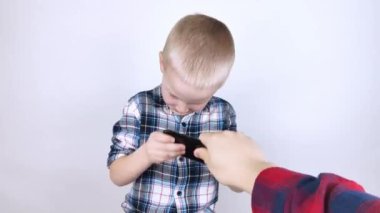 Babam, uzun süre oynadığı çocuğun telefonunu almaya çalışırdı. Adam akıllı telefonundan vazgeçmiyor ve agresif davranıyor. Cep telefonları ve video oyunlarına çocuk bağımlılığı.