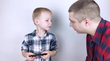 Babam, uzun süre oynadığı çocuğun telefonunu almaya çalışırdı. Adam akıllı telefonundan vazgeçmiyor ve agresif davranıyor. Cep telefonları ve video oyunlarına çocuk bağımlılığı.