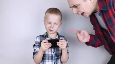 Babam, uzun süre oynadığı çocuğun telefonunu almaya çalışırdı. Adam akıllı telefonundan vazgeçmiyor ve agresif davranıyor. Cep telefonları ve video oyunlarına çocuk bağımlılığı.