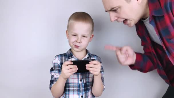 Tata Próbuje Zabrać Dziecku Telefon Którym Bawi Się Przez Długi — Wideo stockowe