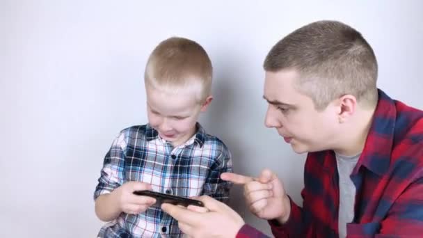 Táta Snaží Vzít Dítěti Telefon Kterém Dlouho Hraje Ten Chlap — Stock video