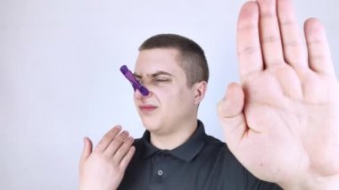Nefesi kokan bir adam kameraya bakar. Kötü kokulu konsept. Ağzından pis bir koku duyan birinin yakın çekimi. Mide sorunları, ağız temizliği, tütün kokusu, diyet yan etkileri.