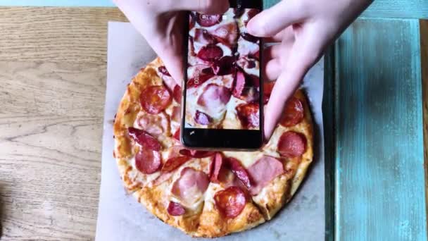 Una Bloguera Sienta Café Dispara Una Pizza Teléfono Inteligente Trabajar — Vídeo de stock