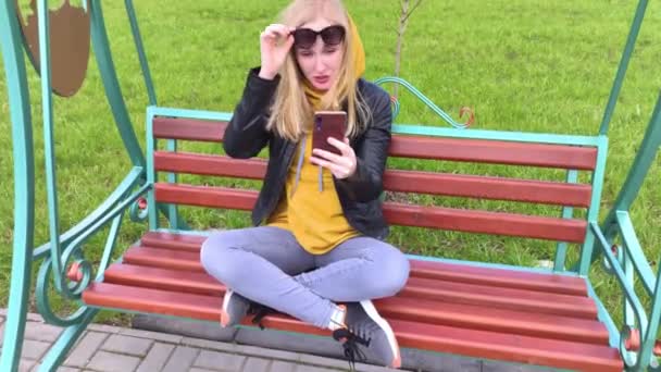 Blogger Dívka Sedí Houpačce Parku Vytváří Obsah Práce Sociálních Sítích — Stock video