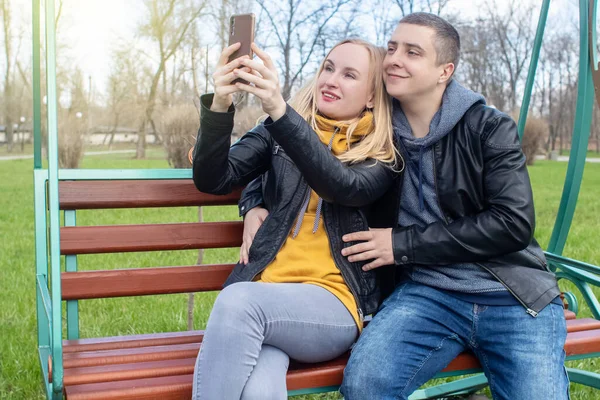 Mąż Żona Robią Sobie Selfie Siedząc Huśtawce Parku Szczęśliwa Para — Zdjęcie stockowe