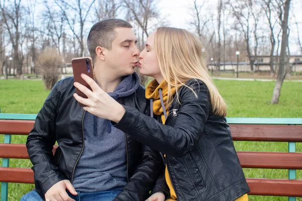 Man Vrouw Nemen Een Selfie Terwijl Een Schommel Het Park — Stockfoto