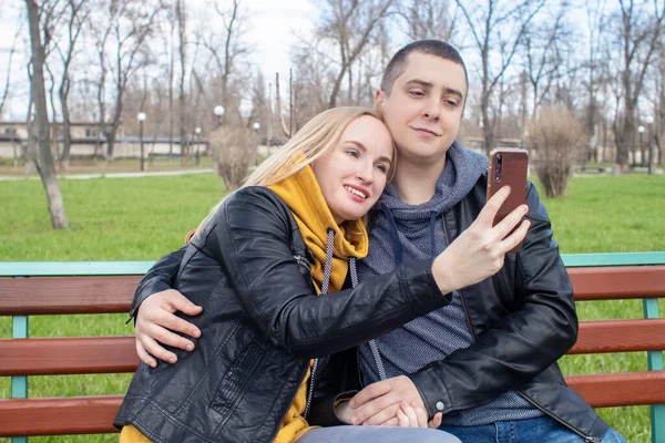 Mann Und Frau Machen Ein Selfie Während Sie Auf Einer — Stockfoto