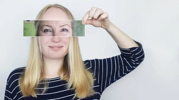 Menina Segura Uma Foto Sua Velha Mãe Seu Rosto Envelhecimento — Fotografia de Stock