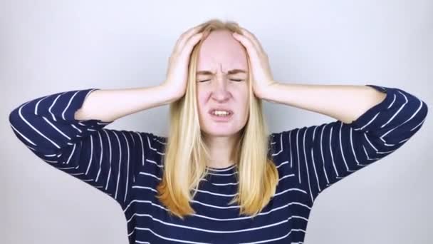 Mulher Perde Consciência Cai Devido Tontura Distúrbio Aparelho Vestibular Dor — Vídeo de Stock
