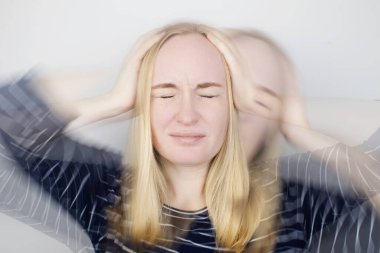 Kadın bilincini kaybediyor ve vestibüler aparatın bozulması ve baş dönmesi yüzünden yere düşüyor. Şiddetli baş ağrısı ve migren. Migren ve baş dönmesi çeken insanlara yardım etme kavramı