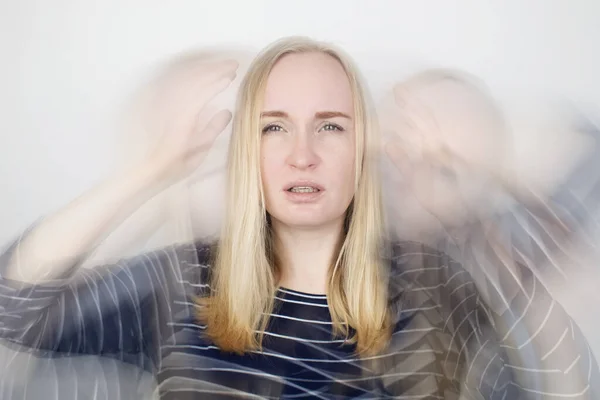 Kadın bilincini kaybediyor ve vestibüler aparatın bozulması ve baş dönmesi yüzünden yere düşüyor. Şiddetli baş ağrısı ve migren. Migren ve baş dönmesi çeken insanlara yardım etme kavramı