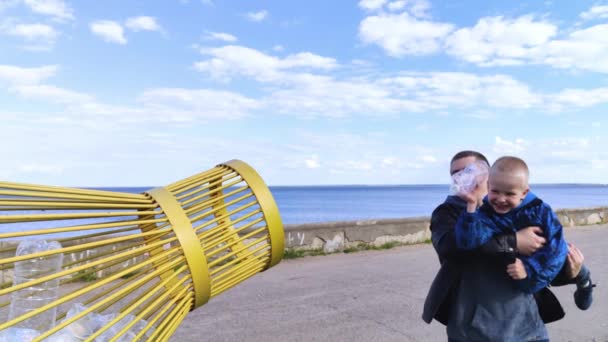 Vater Und Sohn Werfen Die Plastikflasche Den Plastiksammelbehälter Recycling Und — Stockvideo