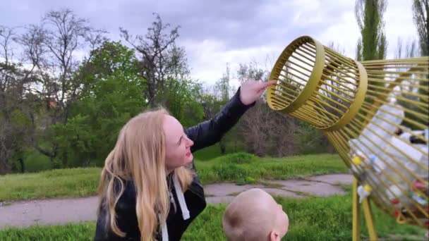 Matka Syn Wrzucili Plastikową Butelkę Plastikowego Pojemnika Recykling Usuwanie Tworzyw — Wideo stockowe