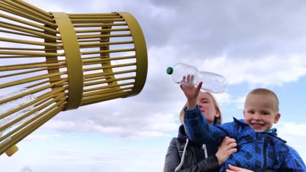 Matka Syn Wrzucili Plastikową Butelkę Plastikowego Pojemnika Recykling Usuwanie Tworzyw — Wideo stockowe