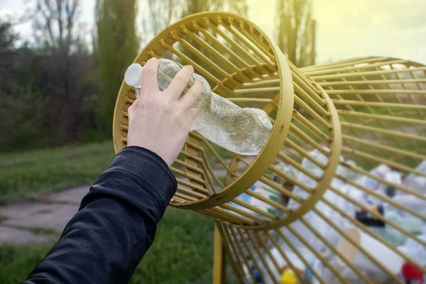 Eine Frau Wirft Eine Plastikflasche Zur Abholung Einen Plastikbehälter Recycling — Stockfoto