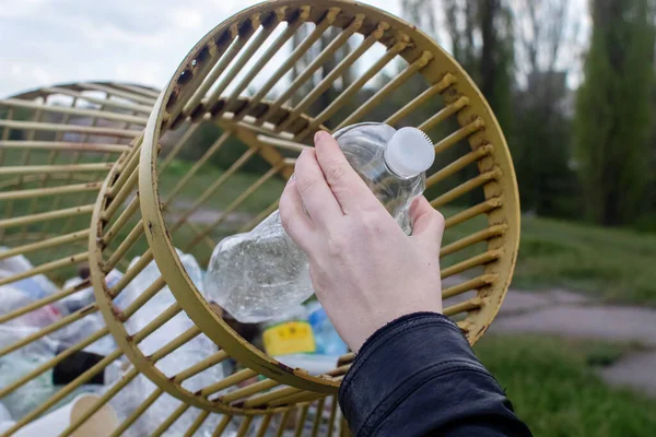 Una Mujer Arroja Una Botella Plástico Recipiente Plástico Para Recolección — Foto de Stock