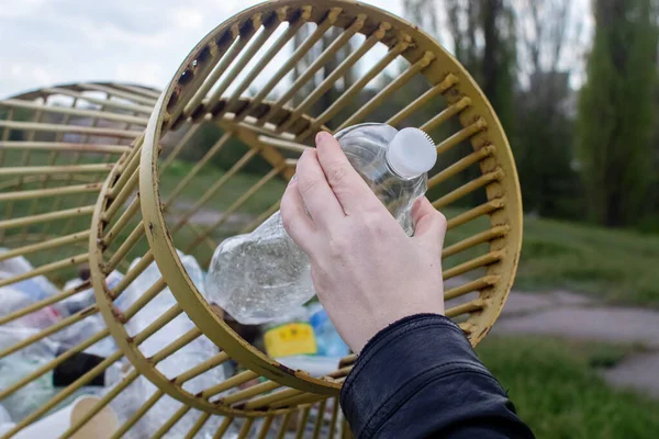 Egy Bedob Egy Műanyag Palackot Egy Műanyag Tartályba Hogy Begyűjtse — Stock Fotó