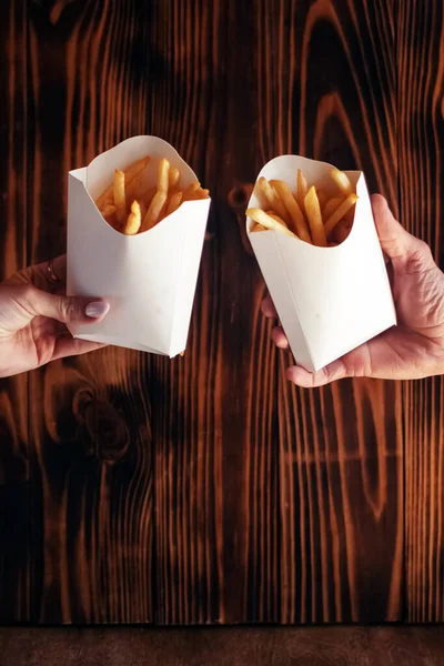 法式薯条的头像 速食及餐厅的概念 纸盒和番茄酱中的土豆 垂直照片 — 图库照片