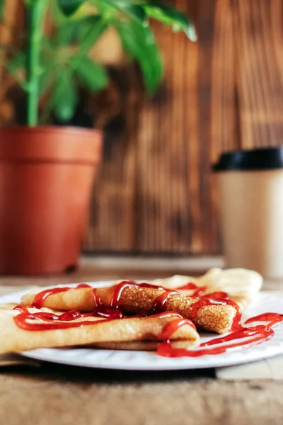 Panquecas Regadas Com Xarope Vermelho Prato Restaurante Pequeno Almoço Café — Fotografia de Stock