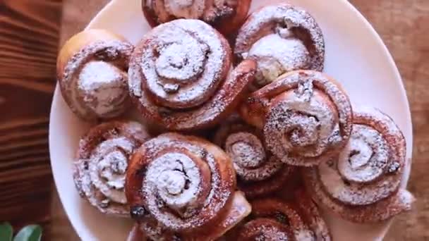 Hay Panecillos Pastelería Una Bandeja Redonda Pasteles Caseros Cerca Concepto — Vídeos de Stock