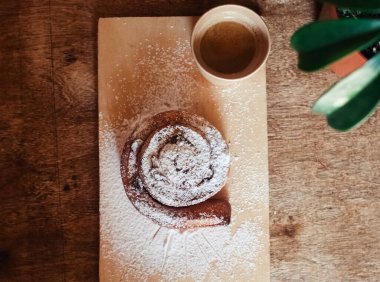 Pudra şekerli pudra şekerli pudra kekleri. Bir fırın ürününün yakın çekimi. Şekerlemeler ve müşteri hizmetleri. Bir tepside ikram.