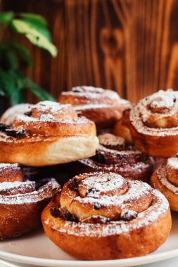 Pudra şekerli pudra şekerli pudra kekleri. Bir fırın ürününün yakın çekimi. Şekerlemeler ve müşteri hizmetleri. Bir tepside ikram.