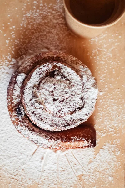 Puff Gebakjes Krullen Met Poedersuiker Top Een Close Van Een — Stockfoto