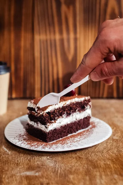 Крупним Планом Шматочок Шоколадного Торта Молочним Кремом Лікування Лежить Одноразовому — стокове фото