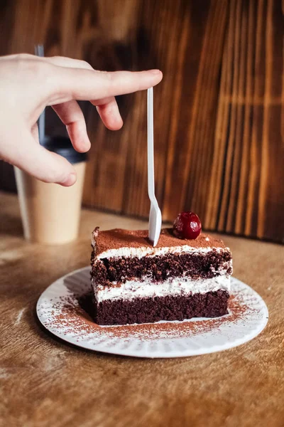 Close Pedaço Bolo Chocolate Com Creme Leite Deleite Está Utensílios — Fotografia de Stock