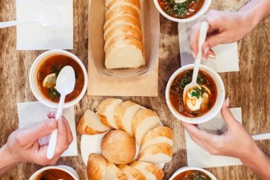 Tek kullanımlık kağıt bardaktaki bir balyozun yakın çekimi. Geleneksel yemek ve yabancı mutfak kavramı. Güvenli çevre dostu tek kullanımlık sofra takımı.