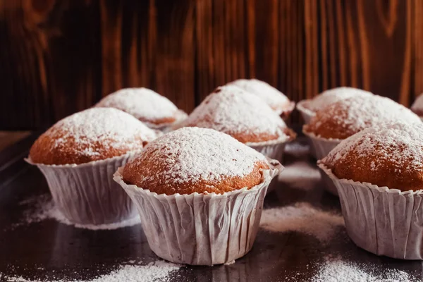 Close Muffins Uma Bandeja Bolos Açúcar Trabalho Indústria Confeitaria Cada — Fotografia de Stock