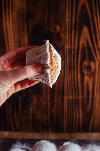 Close Muffins Uma Bandeja Bolos Açúcar Trabalho Indústria Confeitaria Cada — Fotografia de Stock