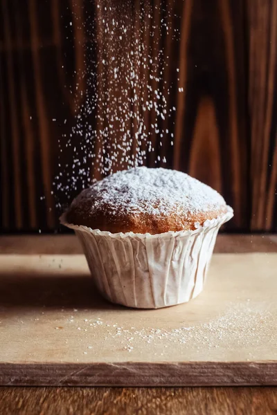 Close Muffins Uma Bandeja Bolos Açúcar Trabalho Indústria Confeitaria Cada — Fotografia de Stock