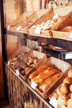 Tepside yakın plan muffinler. Pudra şekerli kek. Şekerleme endüstrisinin işi. Her kek kâğıt ambalaja sarılmış. Dikey fotoğraf