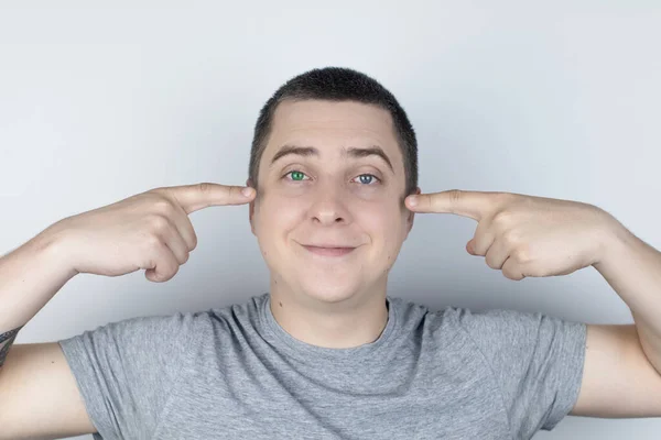 Hombre Con Ojos Diferentes Colores Mira Dentro Del Marco Ojo — Foto de Stock