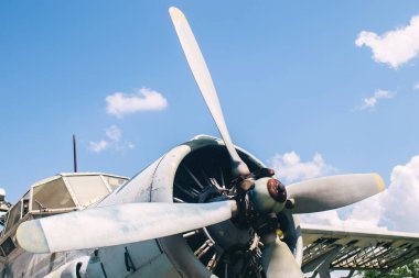 Pas ve bozulmayı gösteren eski bir uçak motorunun yakın çekimi. Görünür radyatör, bıçaklar, iç parçalar ve metal aşınma izleri.