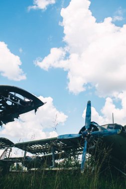 Pas ve bozulmayı gösteren eski bir uçak motorunun yakın çekimi. Görünür radyatör, bıçaklar, iç parçalar ve metal aşınma izleri.