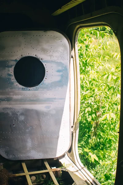 Close Old Wrecked Passenger Plane Has Been Decommissioned Stands Tourists — Stock Photo, Image